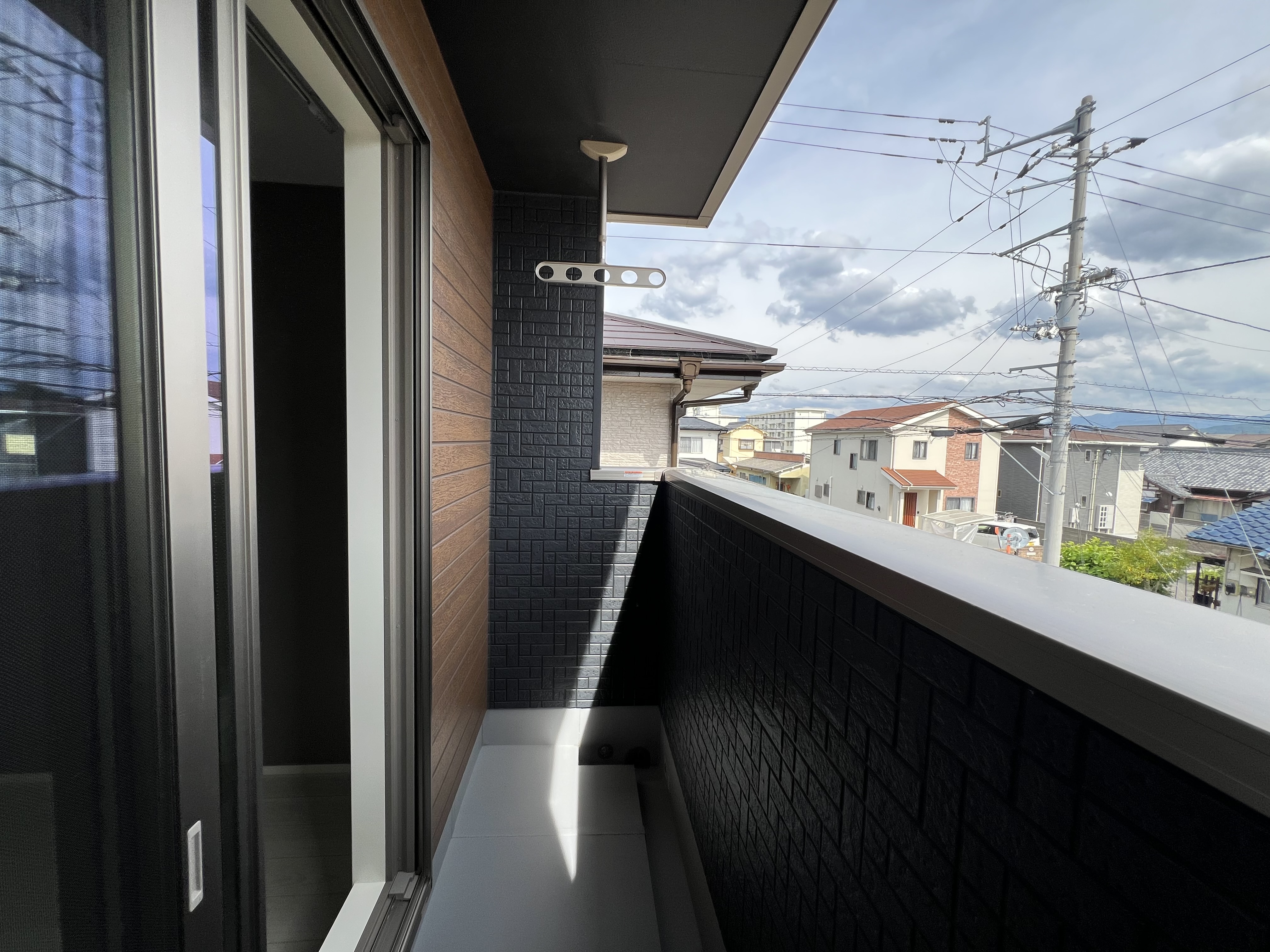屋根付きバルコニーで急な雨で洗濯物が濡れる心配も少ない設計♪ 天井吊りパイプで足回りもすっきり♪
