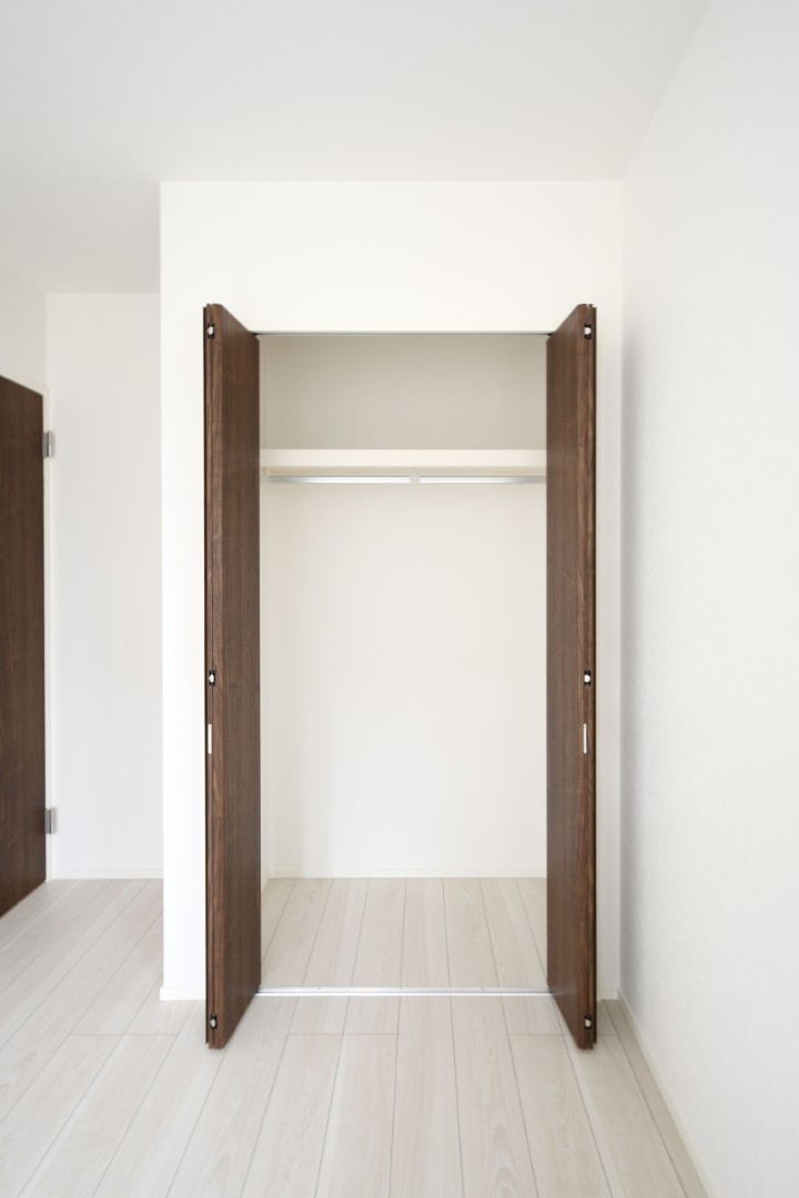 全居室収納付き！たっぷり収納できます♪大切なお洋服もスッキリ収納できます。 