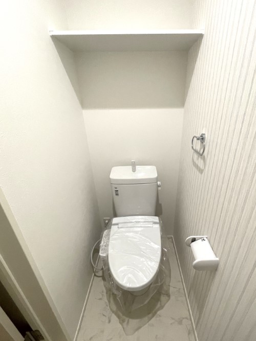 2階にもトイレを設置！新素材により、気になる便座もサッとひとふきでキレイになります。
