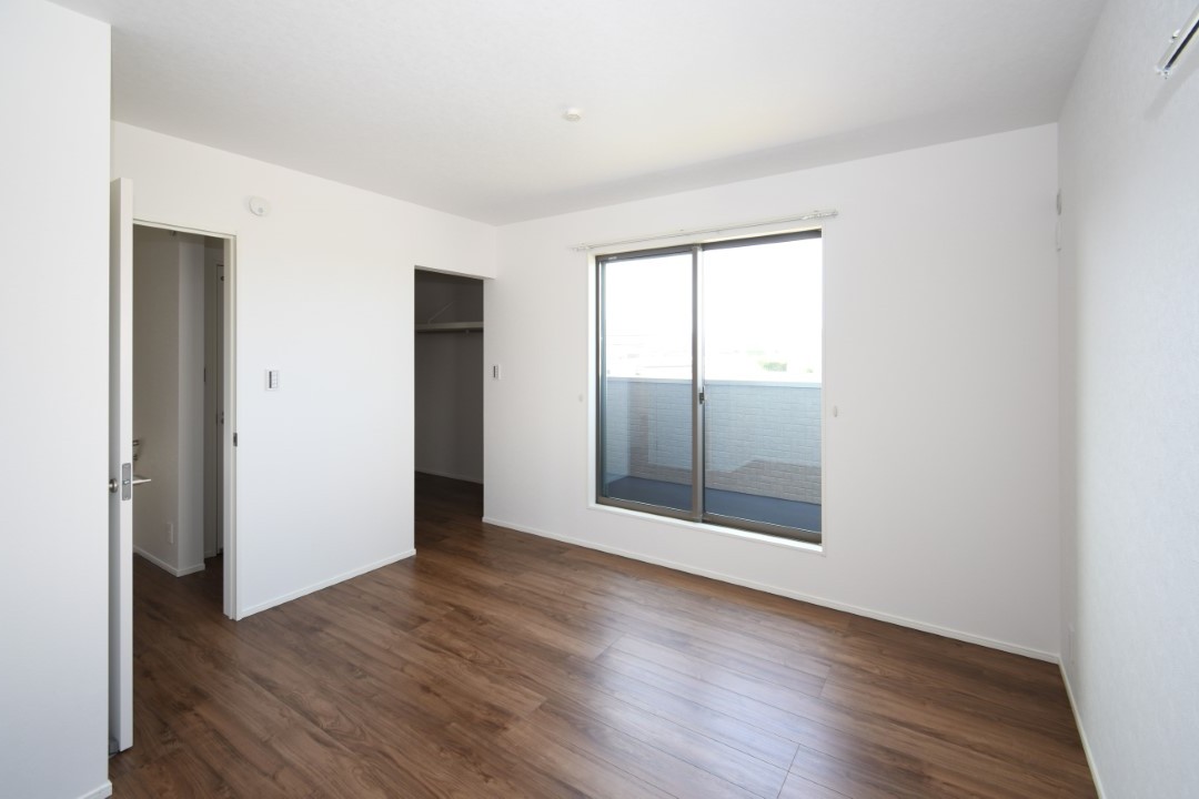 主寝室は広々していて安らげる空間に。バルコニーにすぐアクセスできるため、お洗濯物の片付けもらくらく♪※施工事例です。実物とは異なります。