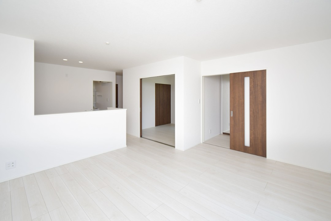 家族が集まるリビングは広々16.6帖！キッチンからもリビングが見渡せるため、どこに居ても家族を感じ、会話もはずみますね。 