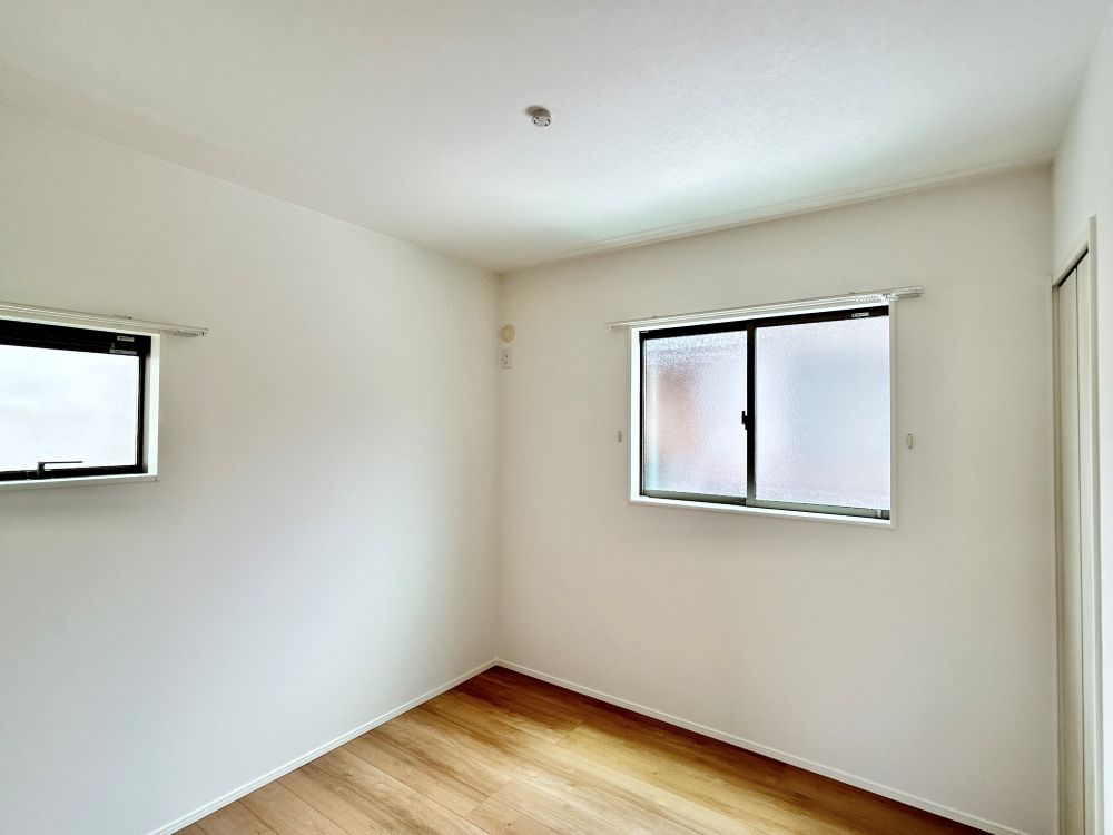 2階は主寝室の他に2室！お子様の部屋や趣味の部屋にすることで主寝室回りがスッキリします♪