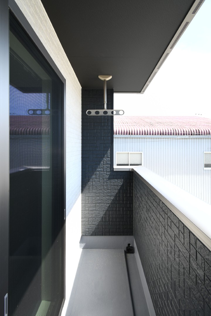 屋根付きバルコニーで急な雨で洗濯物が濡れる心配も少ない設計♪ 天井吊りパイプで足回りもすっきり♪