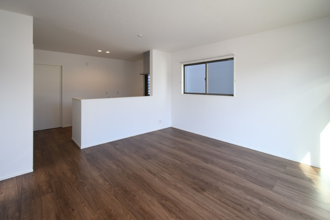 家族が集まる明るいリビング！お子様のお勉強をダイニングで済ませるようにすると家事をしながらお子様の頑張りを見守れます♪ ※施工事例です。実物とは異なります。詳しくはお問い合わせください。