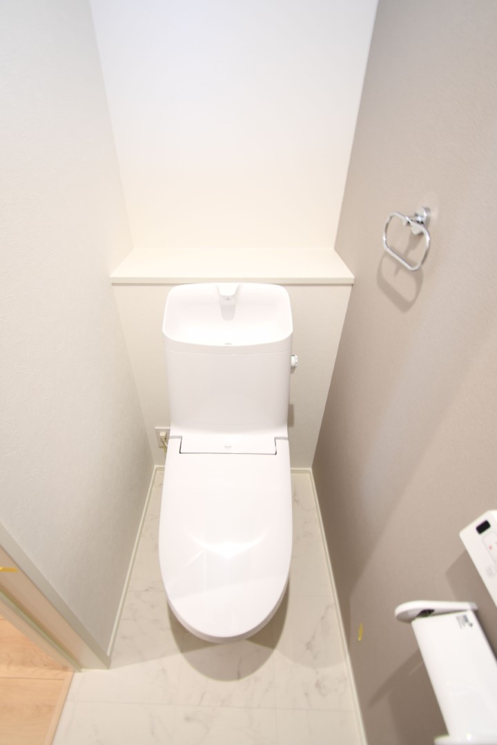  温水洗浄便座トイレ。新素材により、気になる便座もサッとひとふきでキレイになります。
