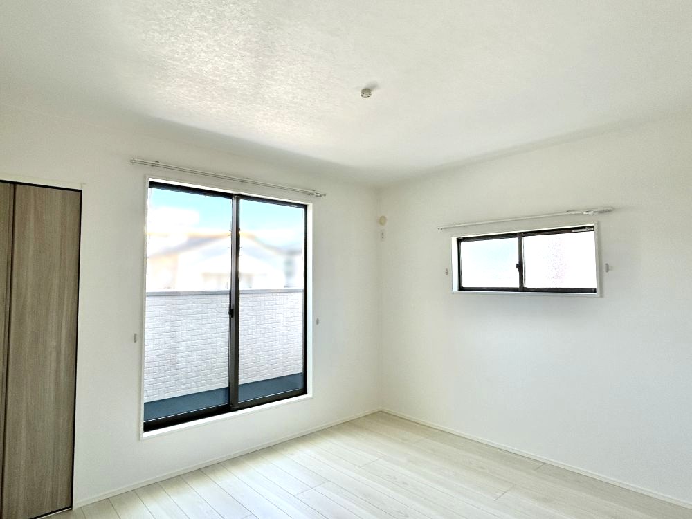 南向きの主寝室は、大きな窓から光が差し込み、明るく温かみのある居室に仕上げました。※施工事例です。実際とは異なります。