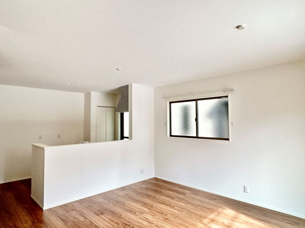 家族が集まるリビングは広々15.2帖！リビング階段は、家族の帰りなど確認できるのがうれしいポイント♪※施工事例です。実際とは異なります。