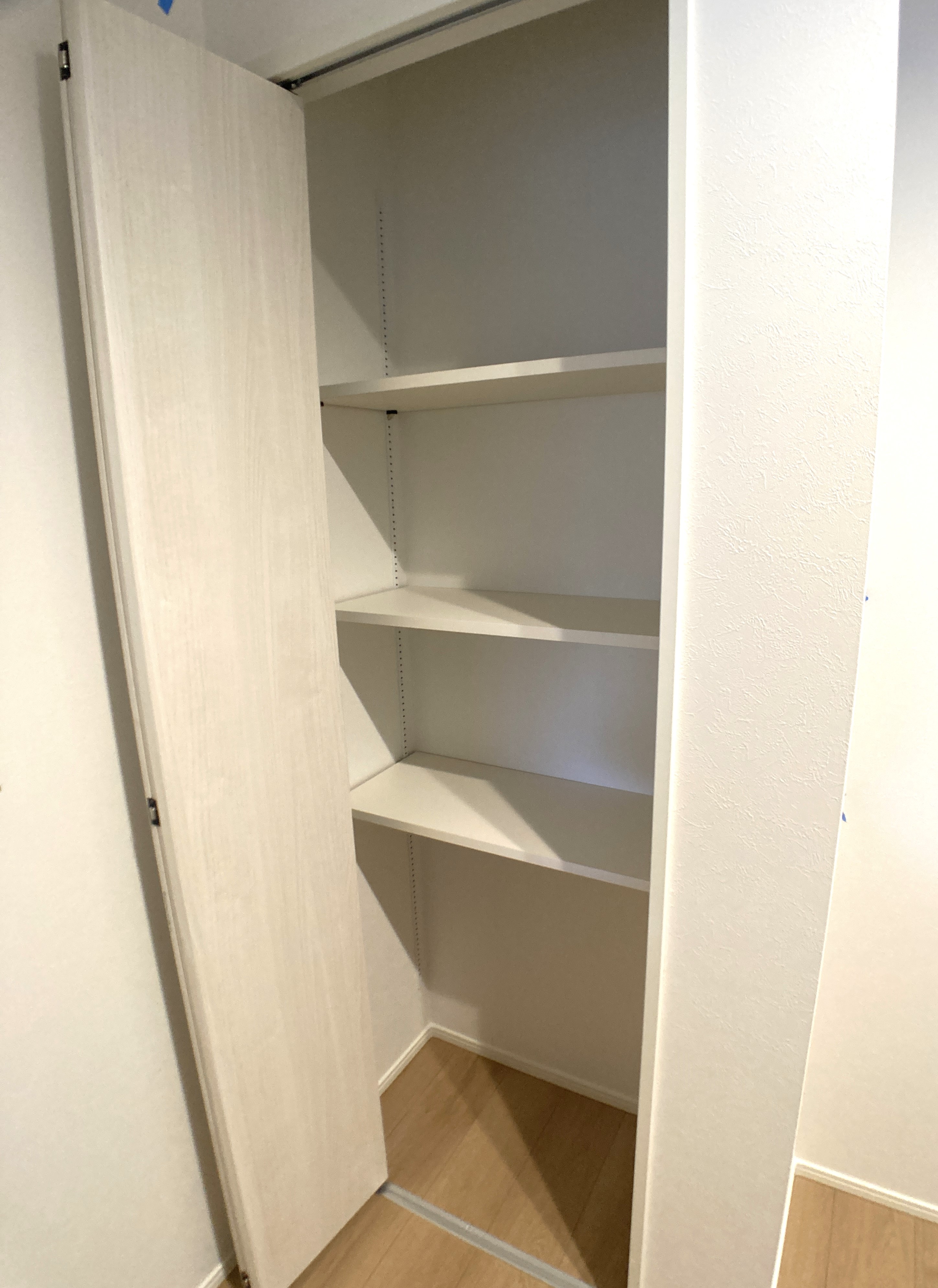 キッチン後ろには可動棚を設置！扉付きでパントリーとしてご使用していただけます。※施工事例になります。実際と色やデザインが異なりますので詳しくはお問い合わせください。