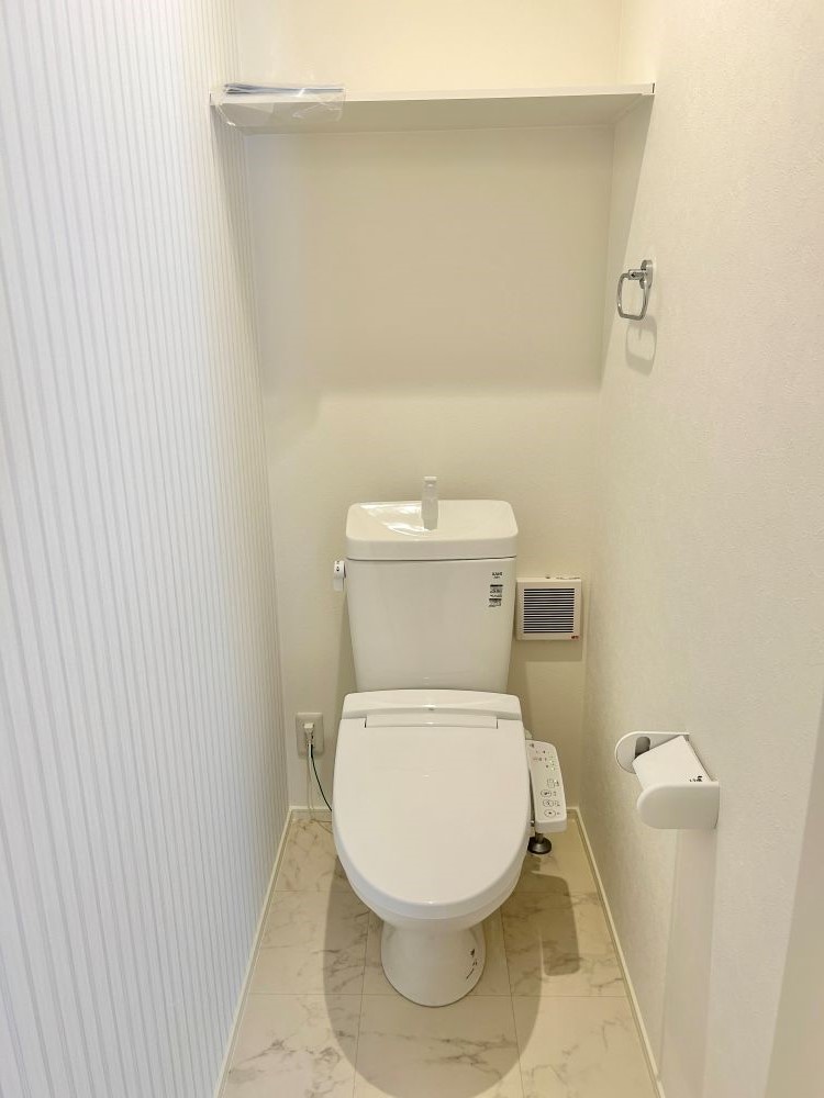 温水洗浄便座トイレ。新素材により、気になる便座もサッとひとふきでキレイになります。※施工事例です。実物とは異なります。