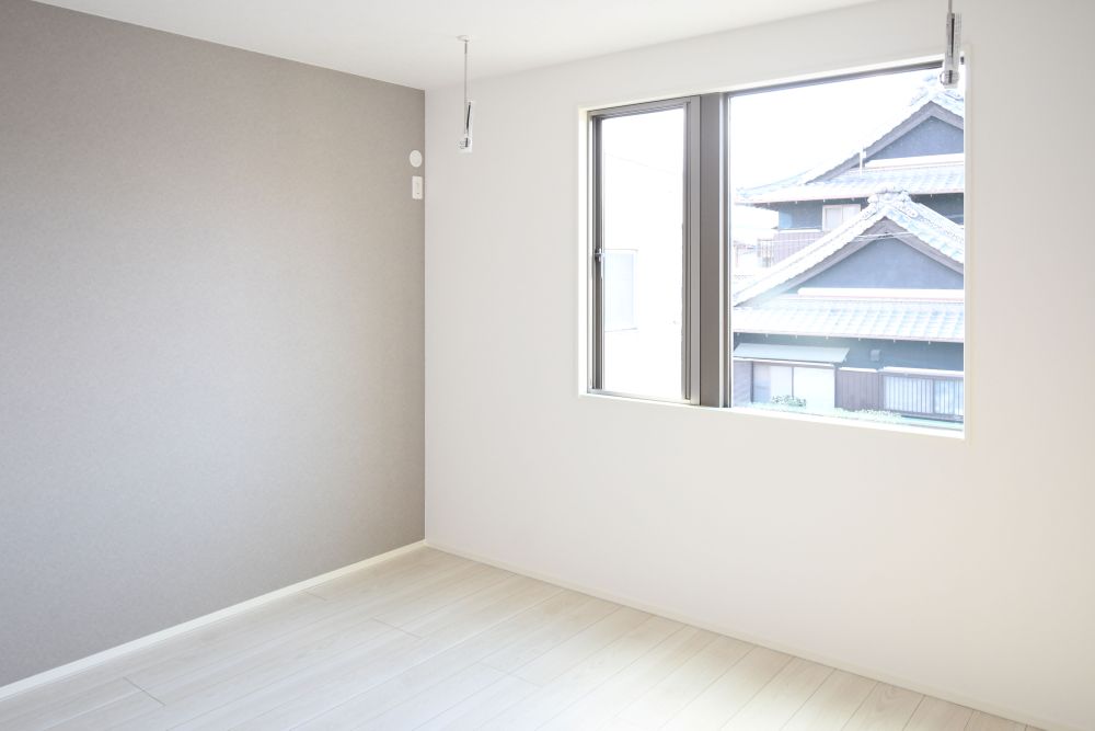 主寝室は広々していて安らげる空間に。大きな窓から光が差し込み、朝の目覚めも良さそう♪