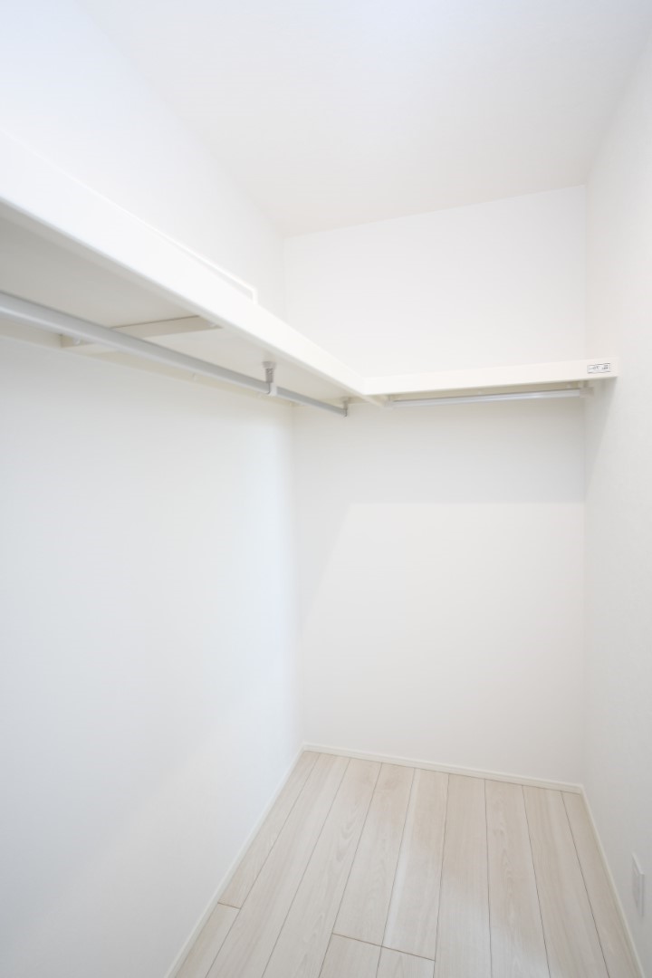 寝室ウォークインクローゼットはこのようになっており、洋服が沢山収納できます♪※施工事例になります。実際と色やデザインが異なりますので詳しくはお問い合わせください。