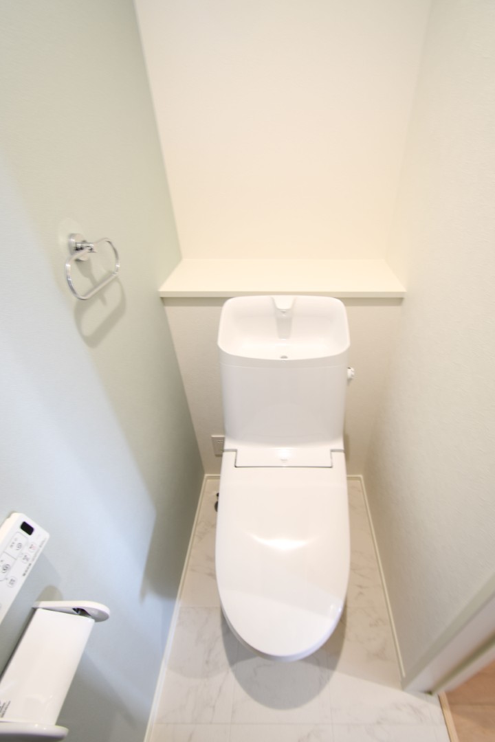  温水洗浄便座トイレ。新素材により、気になる便座もサッとひとふきでキレイになります。