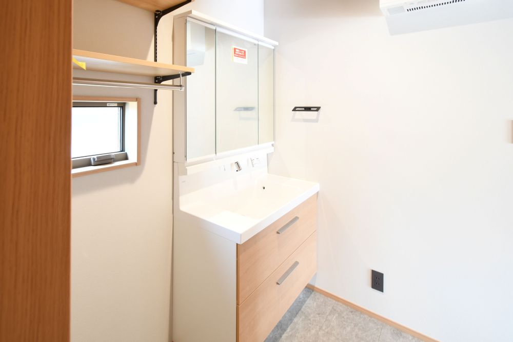 三面鏡の裏は収納スペースとなっており、物が多くなりがちな洗面台まわりをスッキリ保つことができます。※施工事例です。実物とは異なります。詳しくはお問い合わせください。