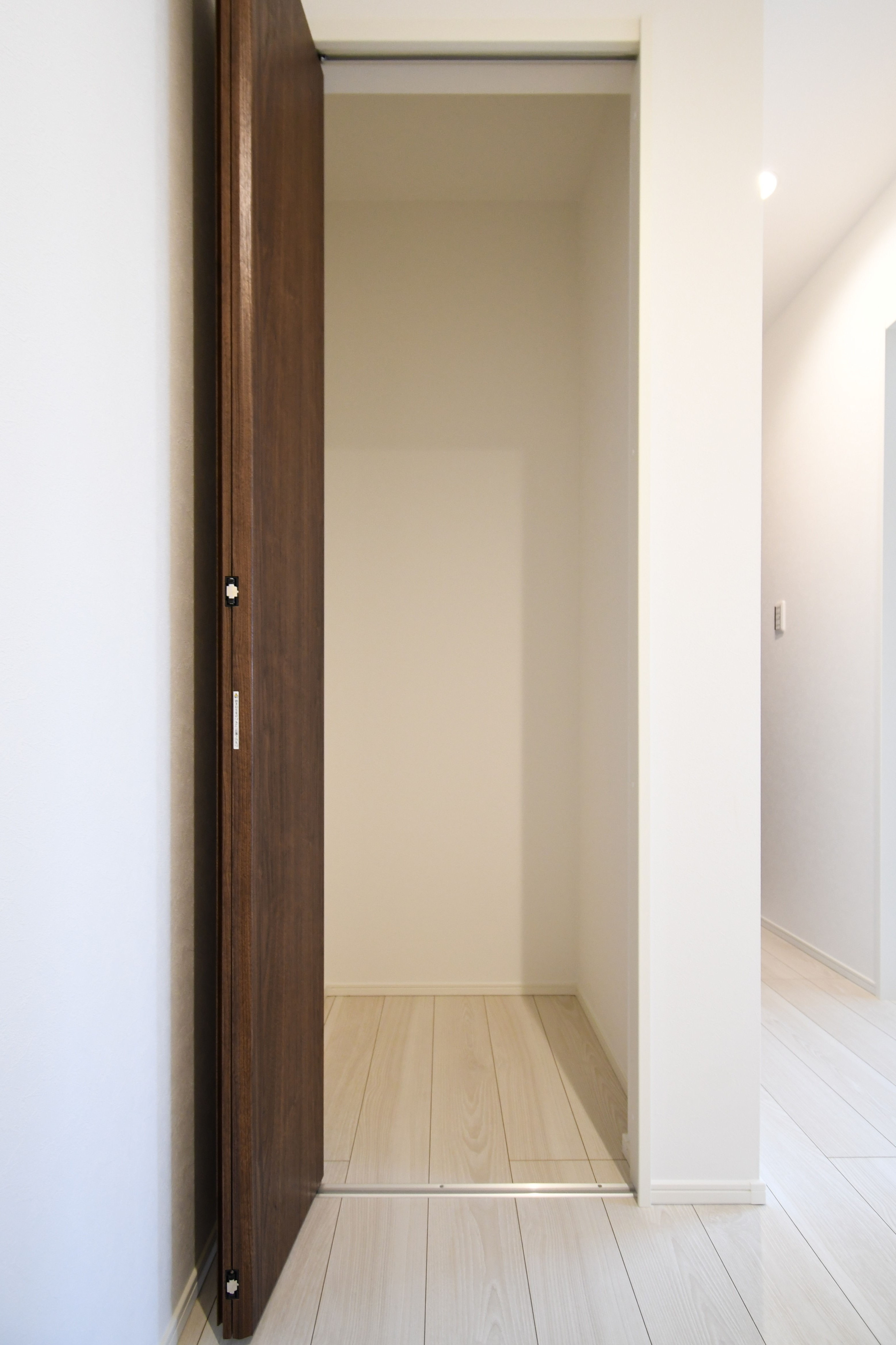 2階収納スペース。オフシーズンの家電や掃除機など、大きめの荷物も収納できます！※施工事例です。実際とは異なります。