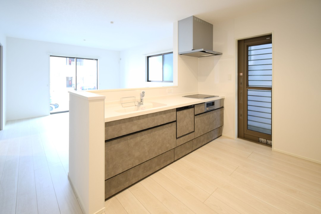 対面式キッチンは家事をしながら家族を見守り、コミュニケーションの取れる人気のスタイル。食洗器付きで洗い物の時間を削減でき、家事の負担を軽減してくれるキッチンです。