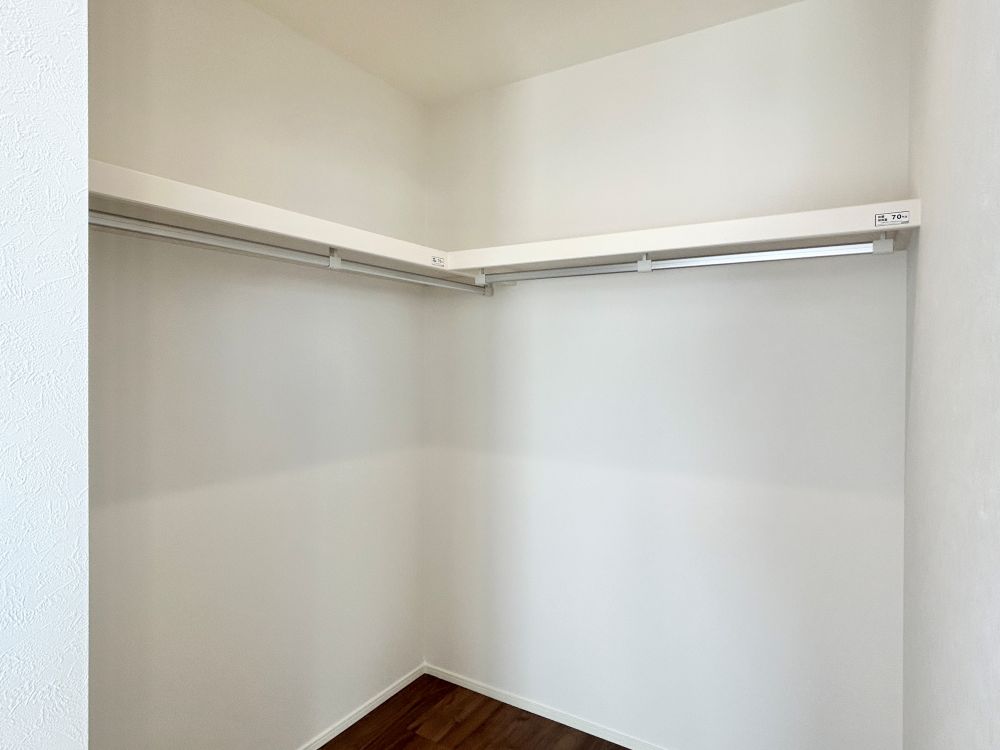 寝室WIC。衣類だけでなく、キャリーバッグや衣類ボックス の収納も容易となる大型サイズで設計しました。