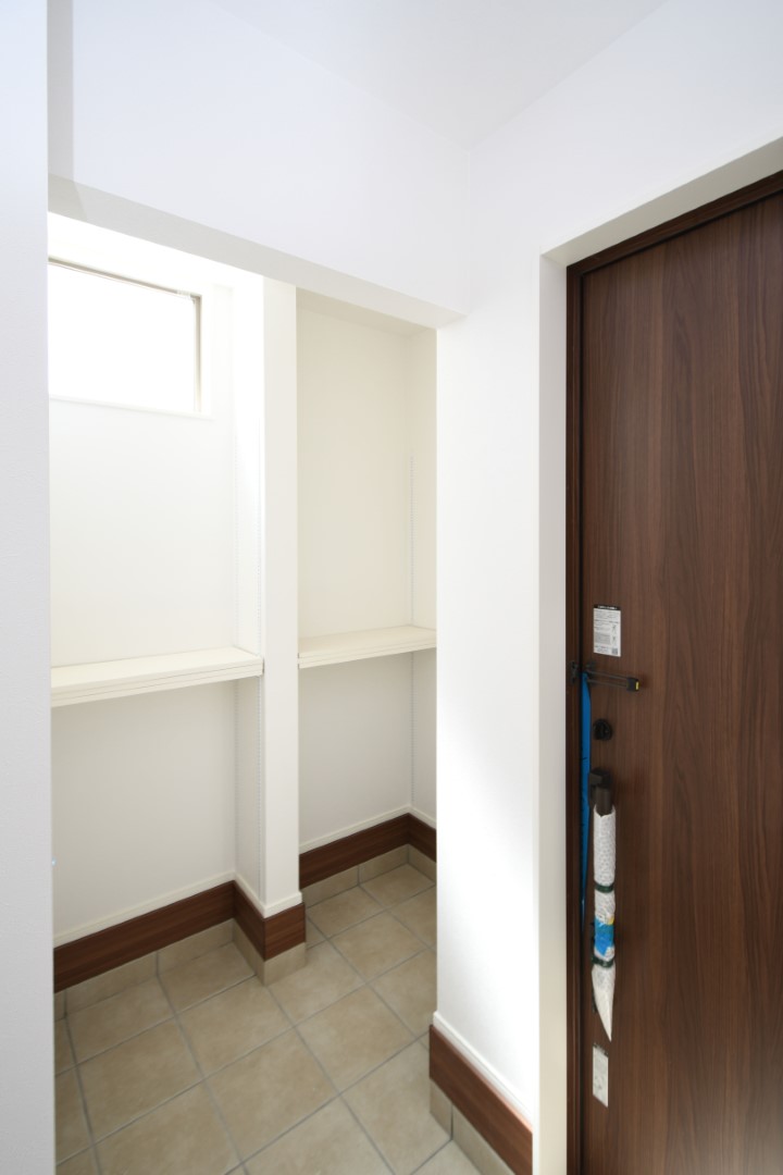 大容量の土間収納を設置。靴はもちろん、べビーカーや 趣味の道具を置いておくのにも便利です♪※施工事例です。実物とは異なります。詳しくはお問い合わせください。