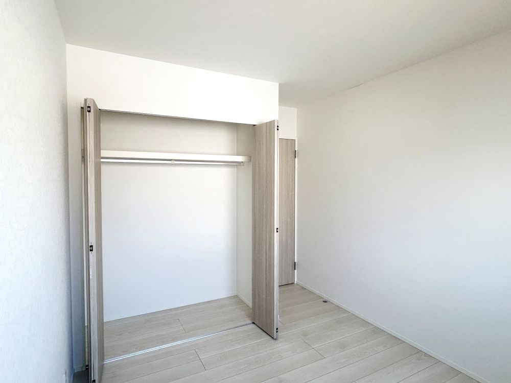 各洋室にはパイプハンガー付きのクローゼットが備わっており整理整頓もしやすいです♪