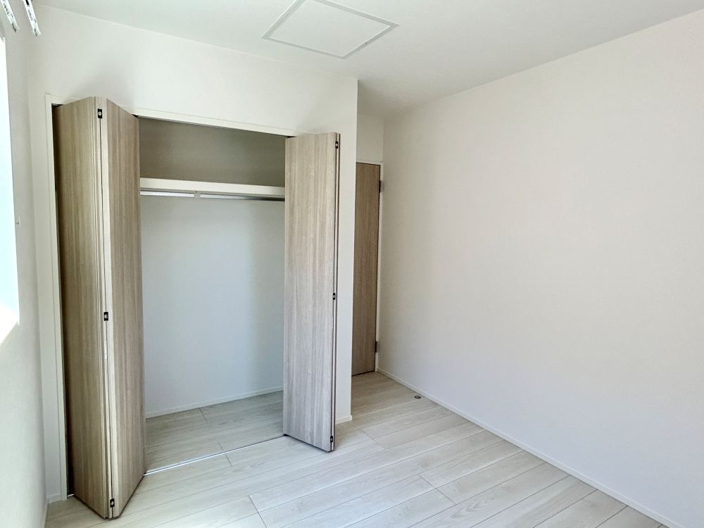 各居室には吊りレール付きの収納があるので、お部屋の整理もしやすいです♪※施工事例です。実際とは異なります。