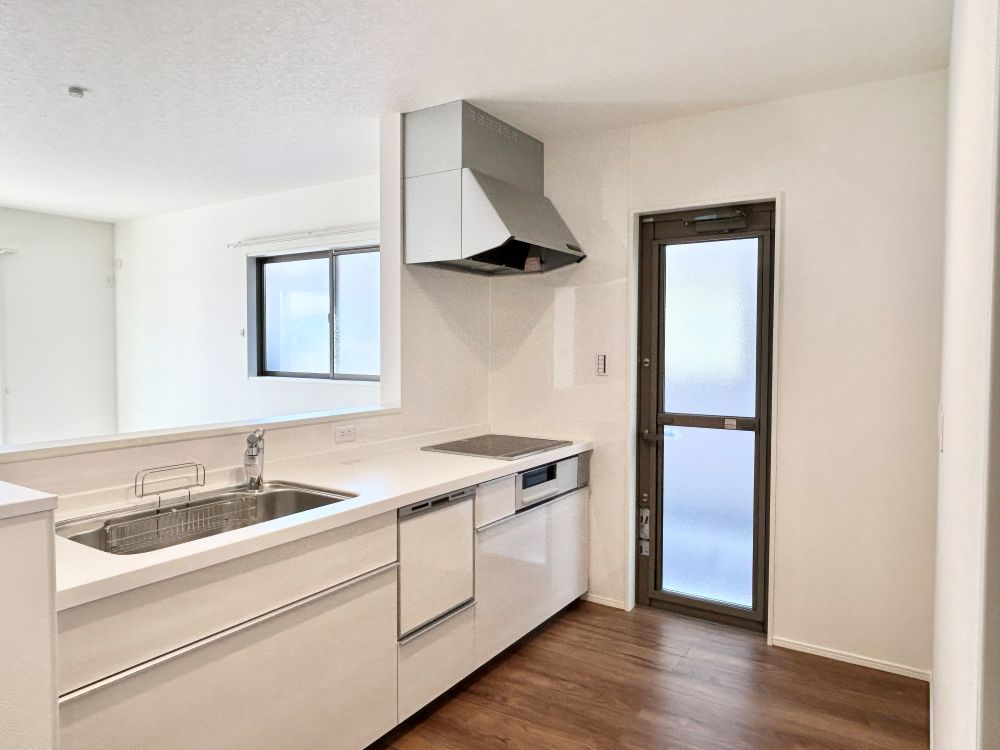 対面式キッチンは家事をしながら家族を見守り、コミュニケーションの取れる人気のスタイル。人造大理石カウンタートップで細かな傷も目立ちにくいです♪