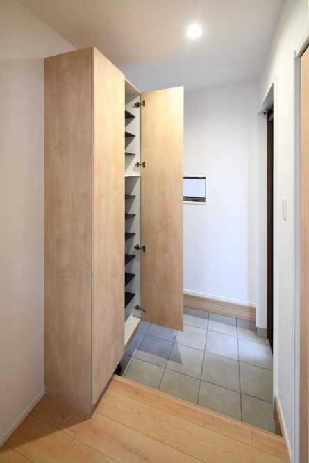 玄関にはトールタイプの靴箱♪可動棚式なので靴の高さに合わせて調整できます。※施工事例です。実際とは異なります。