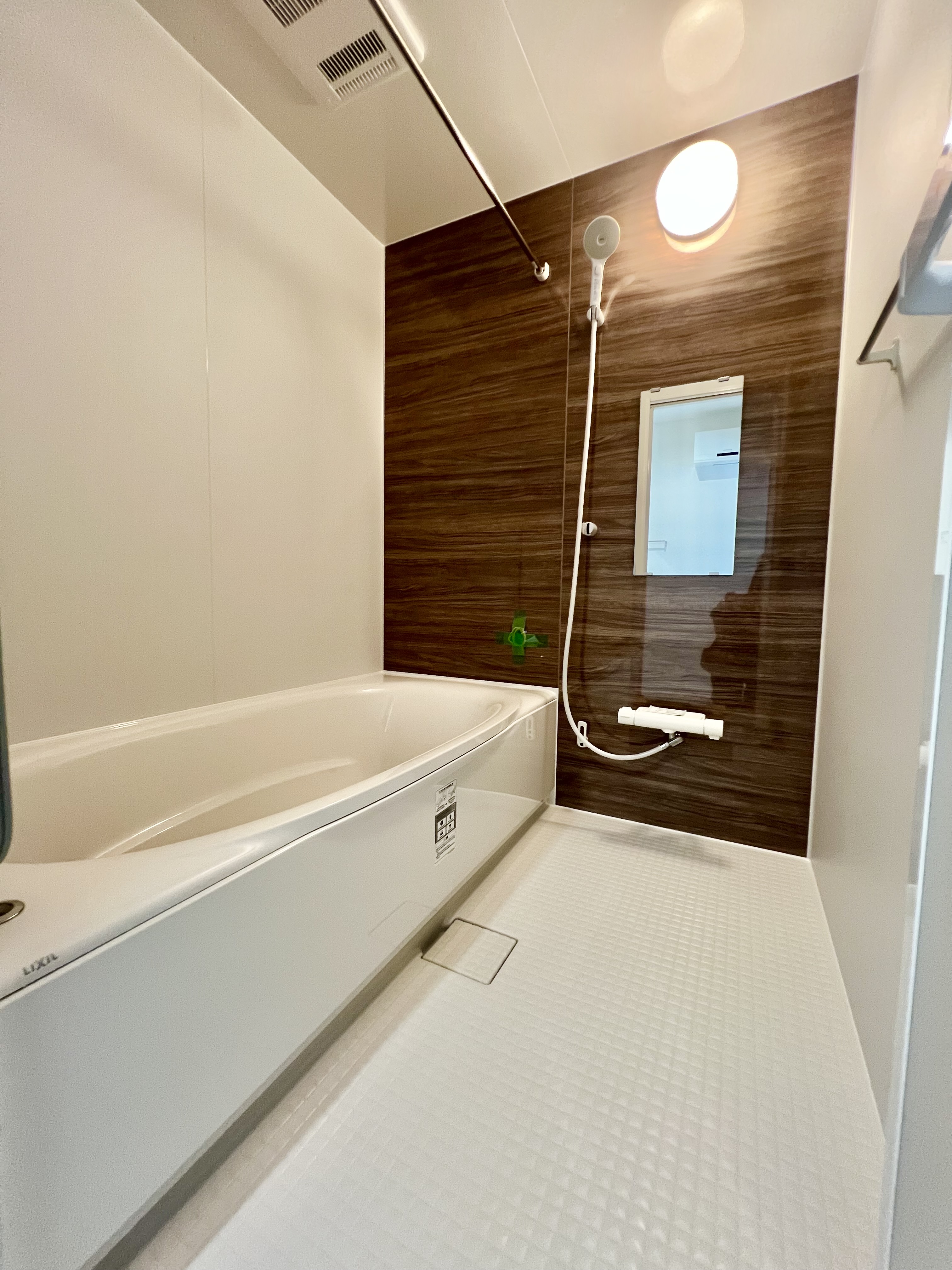 1日の疲れをほぐすバスルーム。清潔感あふれる心地よい空間づくりにこだわりました。