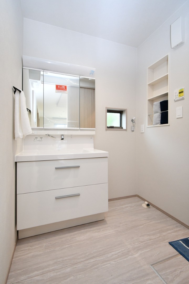 ホテルライクな洗面化粧台。三面鏡の裏に収納できるので、洗面回りの清潔感をキープできます♪※施工事例です。実際とは異なります。
