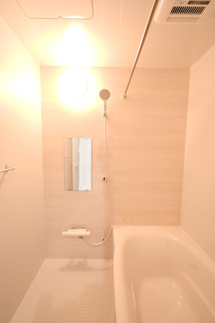 1日の疲れをほぐす、とっておきのリラクゼーションタイムを楽しむバスルーム。 美しく、機能的なデザインを採用、清潔感あふれる心地よい空間づくりにこだわりました。