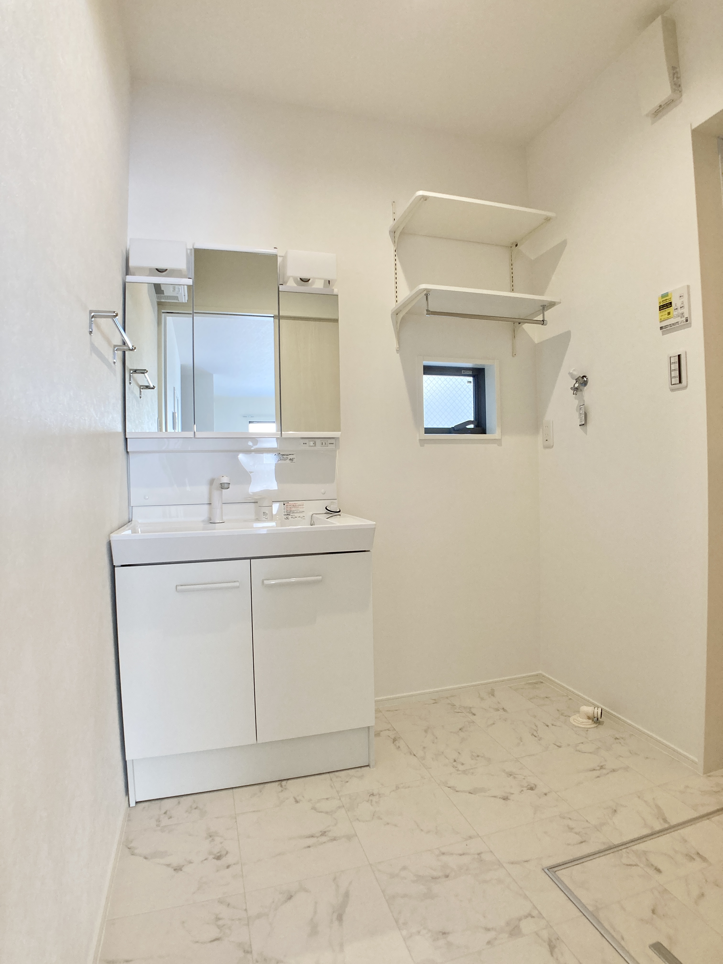 三面鏡の裏は収納スペースとなっており、物が多くなりがちな洗面台まわりをスッキリ保つことができます。※施工事例です。実際とは異なります。