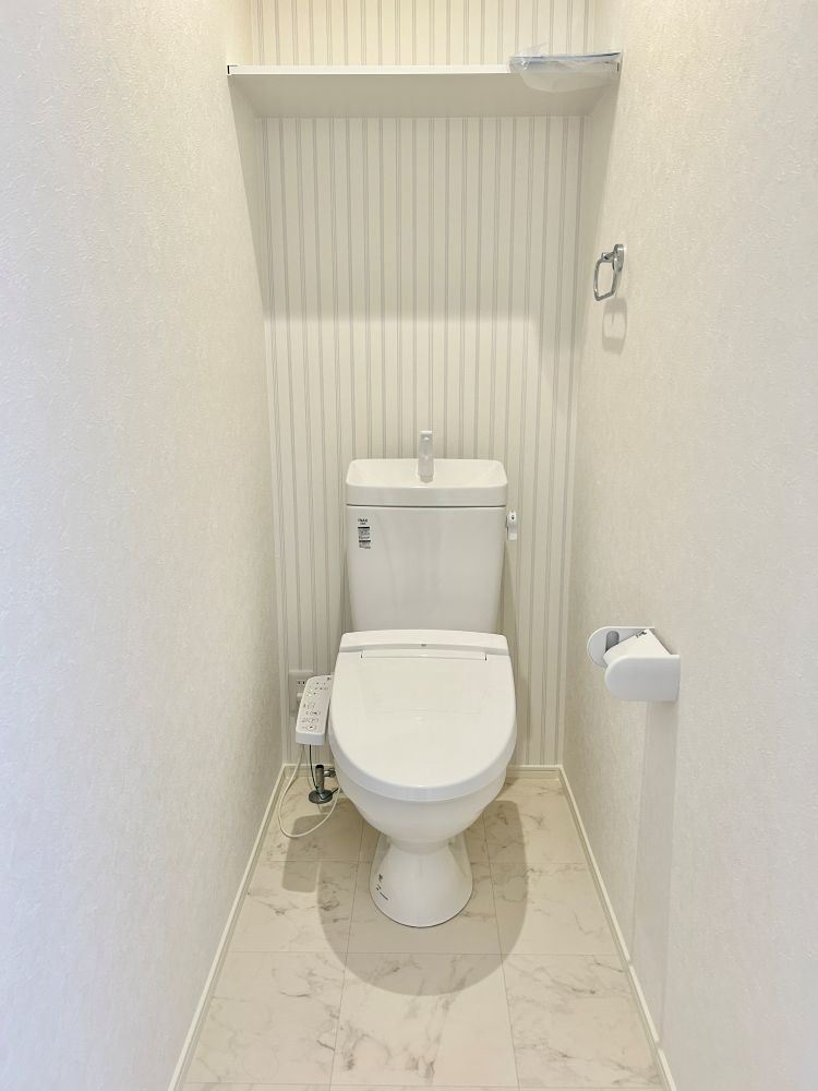 1階、2階にトイレ完備！新素材により、気になる便座もサッとひとふきでキレイになります。
