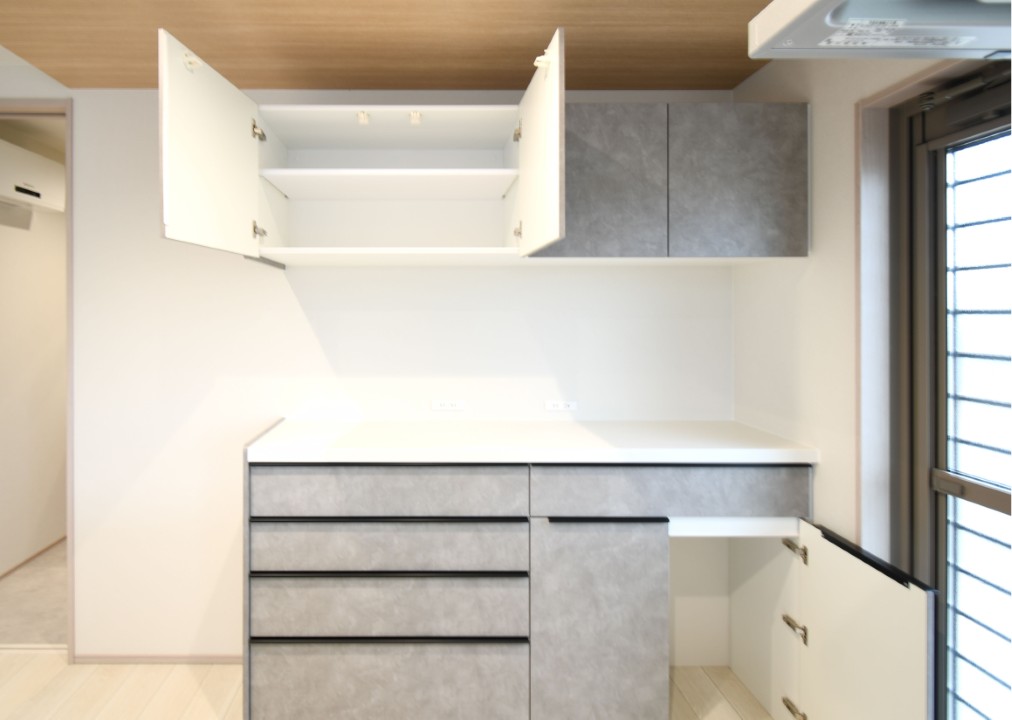 「収納が足りない」「作業スペースがない」そんなキッチンの悩みをこれ1台で解決します。 大型レンジも置ける広々カウンターに♪