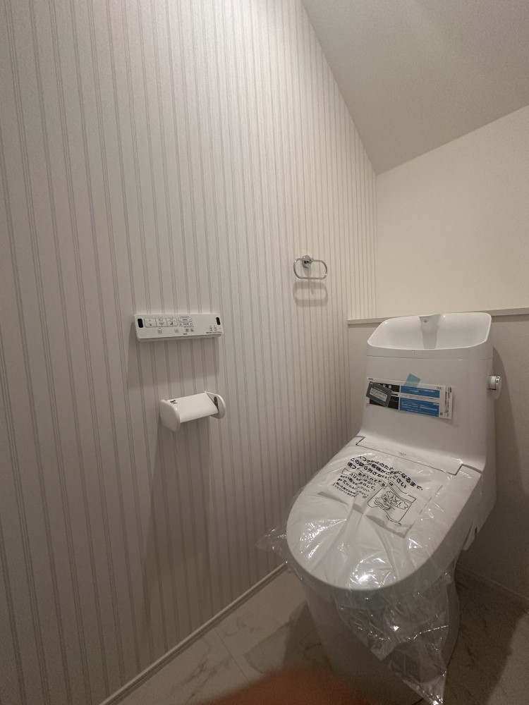 白がキレイなトイレ♪1階のトイレには棚を設置。2階にもトイレがあり便利です♪