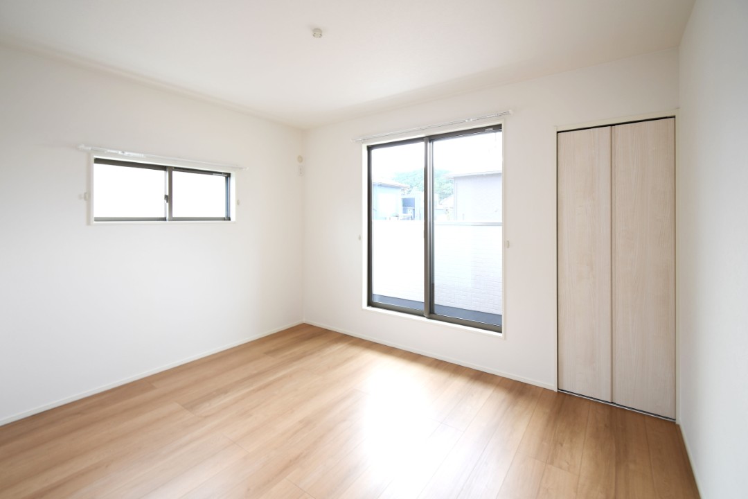 主寝室は広々していて安らげる空間に。大きな窓から光が差し込み、朝の目覚めも良さそう♪ 