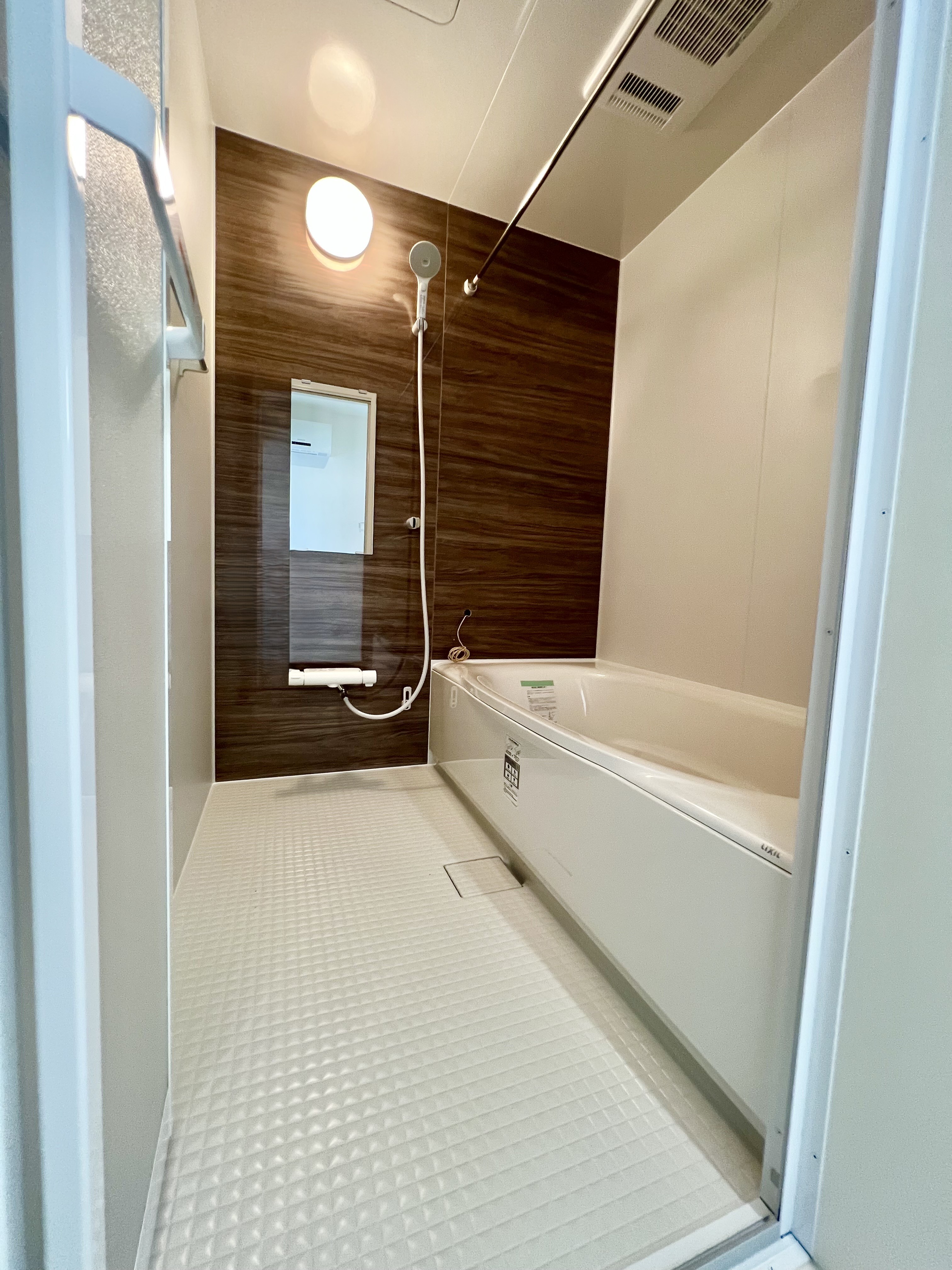 1日の疲れをほぐすバスルーム。清潔感あふれる心地よい空間づくりにこだわりました。