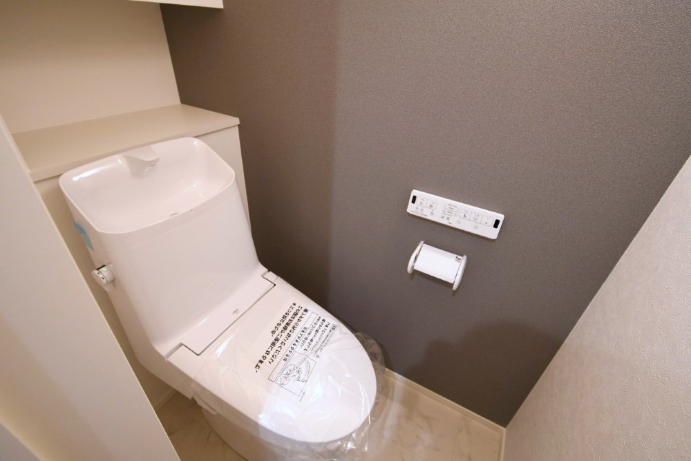 お掃除ラクラク♪温水洗浄便座トイレ。※施工事例です。実物とは異なります。