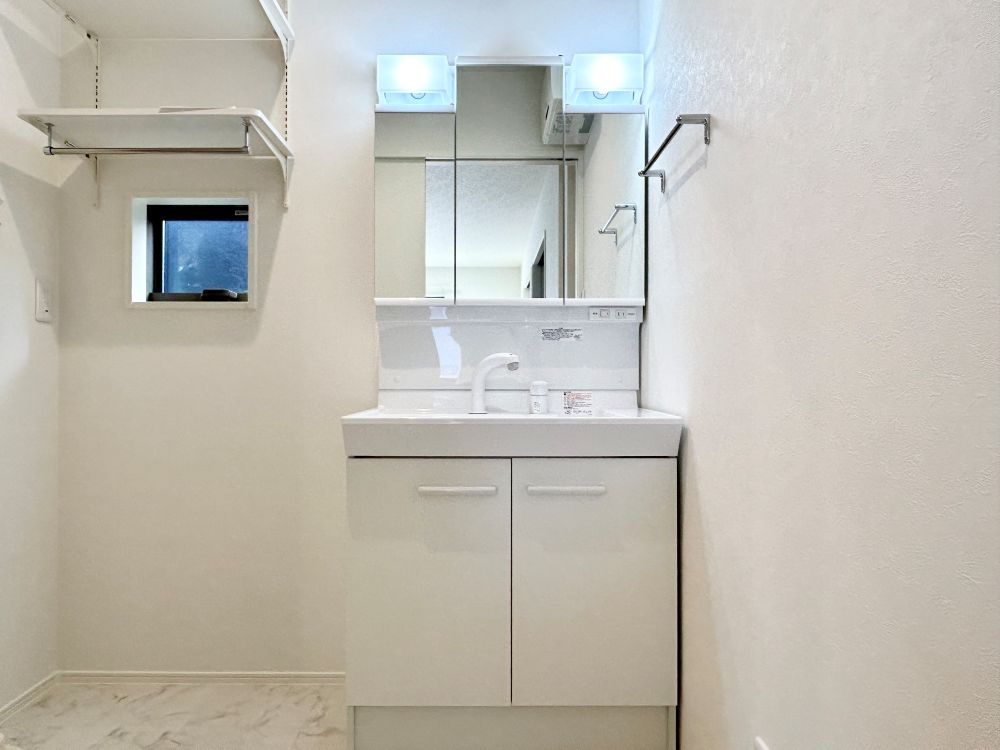 三面鏡の裏は収納スペースとなっており、物が多くなりがちな洗面台まわりをスッキリ保つことができます。