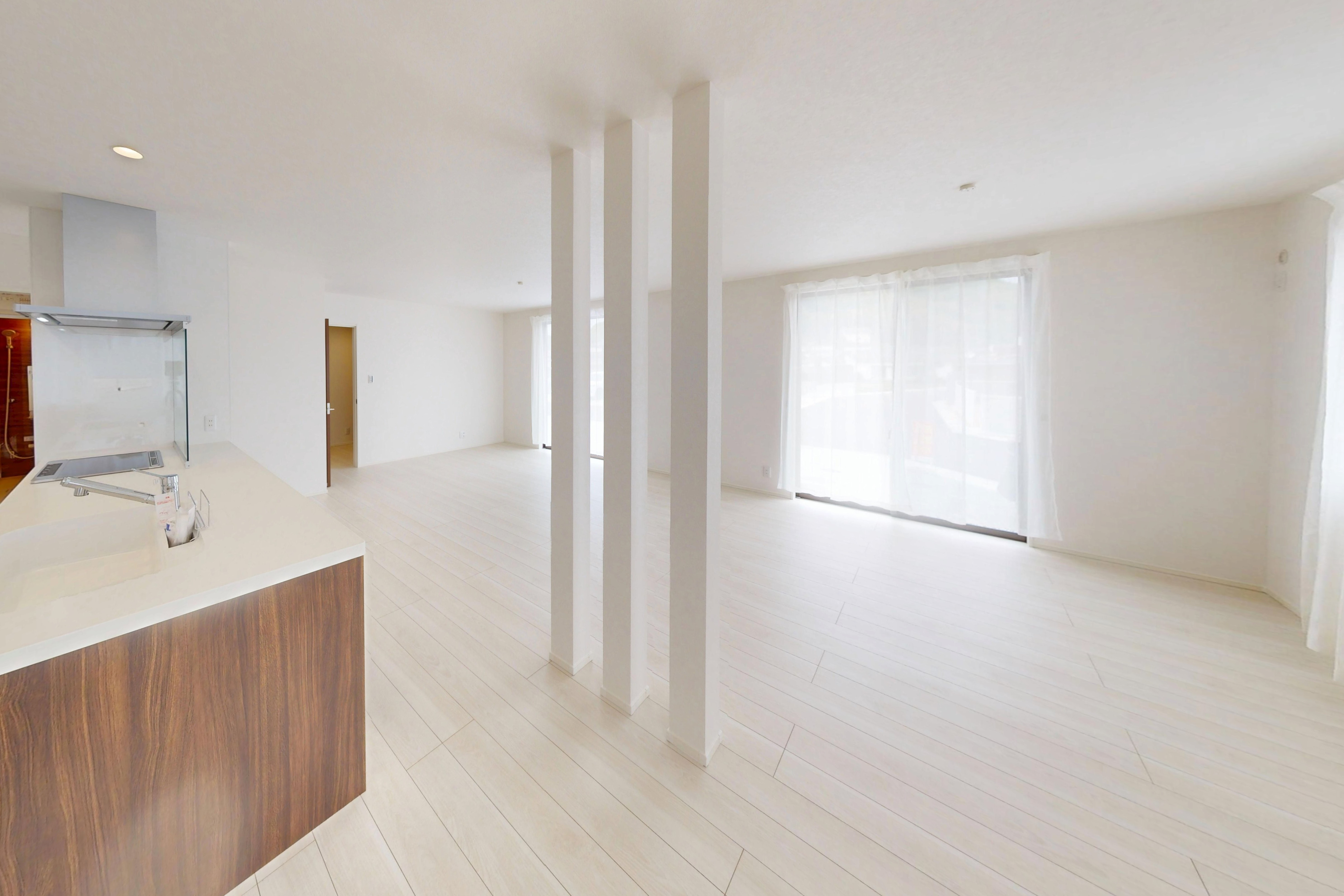 ３列の柱（格子）が、良いアクセントに。大空間を区切ることなく、リビングとダイニングの仕切りを自然に生み出しています。