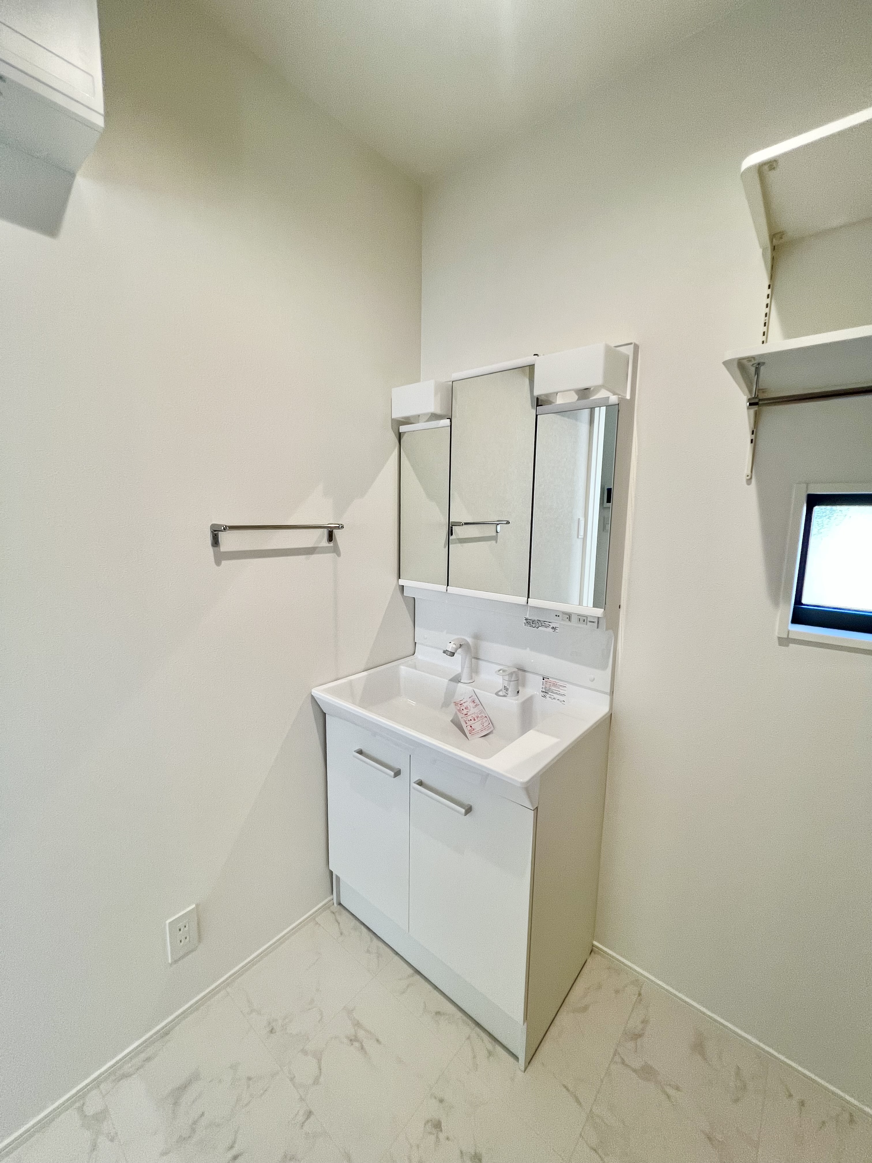 三面鏡の裏は収納スペースとなっており、物が多くなりがちな洗面台まわりをスッキリ保つことができます。