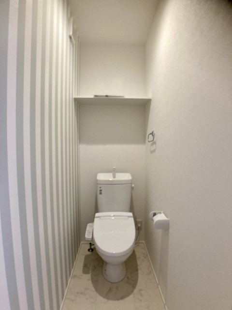 サッとよごれが落ちるのでおそうじ楽々トイレです。※施工事例です。実際とは異なります。