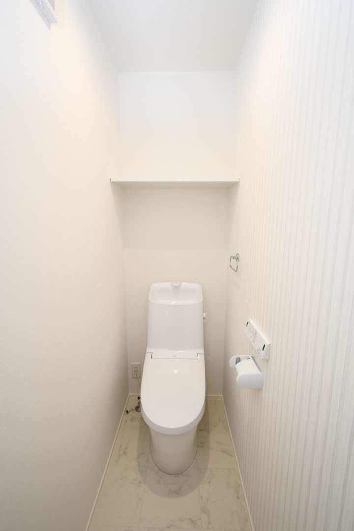  温水洗浄便座トイレ。新素材により、気になる便座もサッとひとふきでキレイになります。※施工事例です。実物とは異なります。詳しくはお問い合わせください。