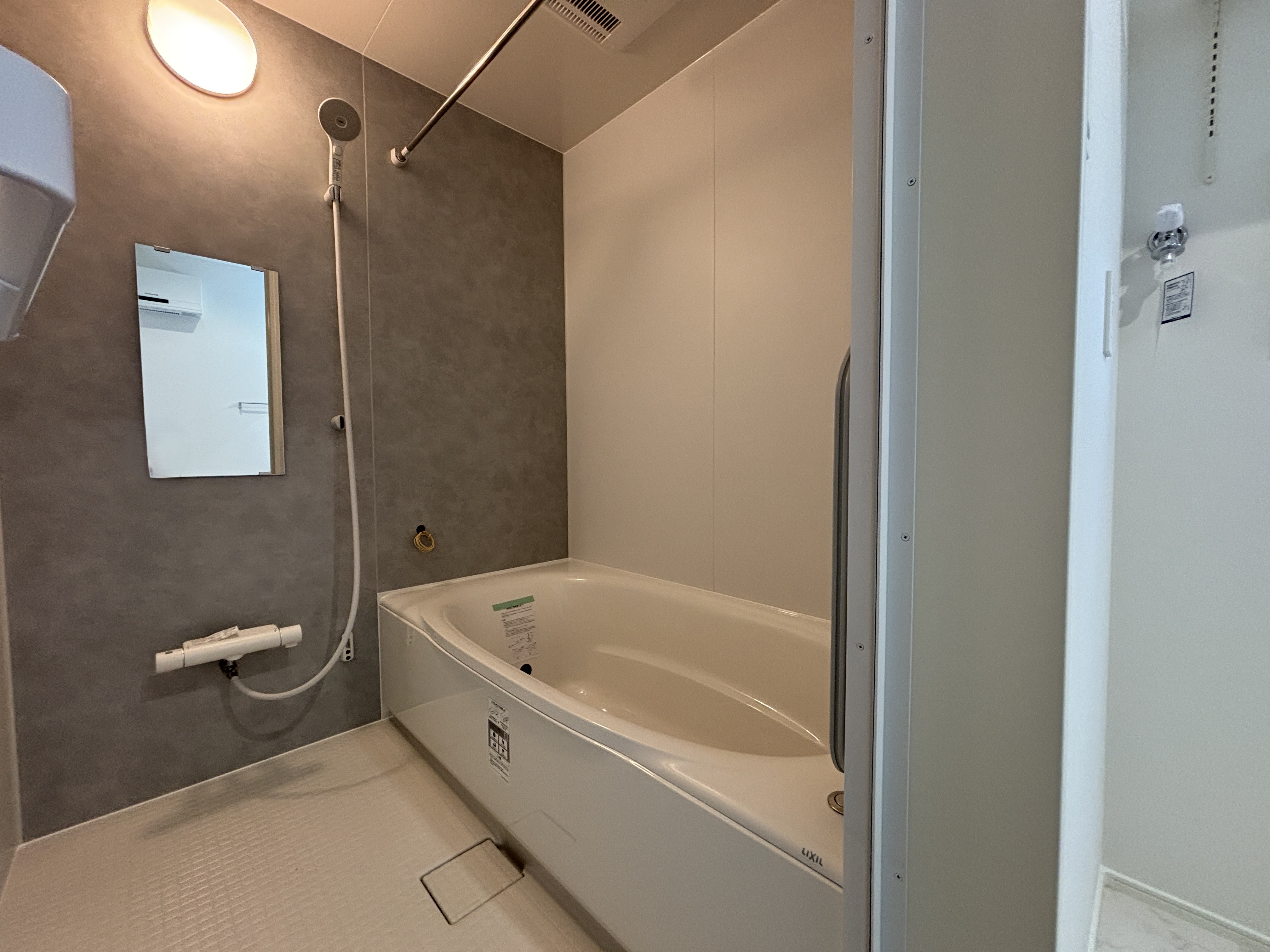 1日の疲れをほぐすバスルーム。清潔感あふれる心地よい空間づくりにこだわりました。