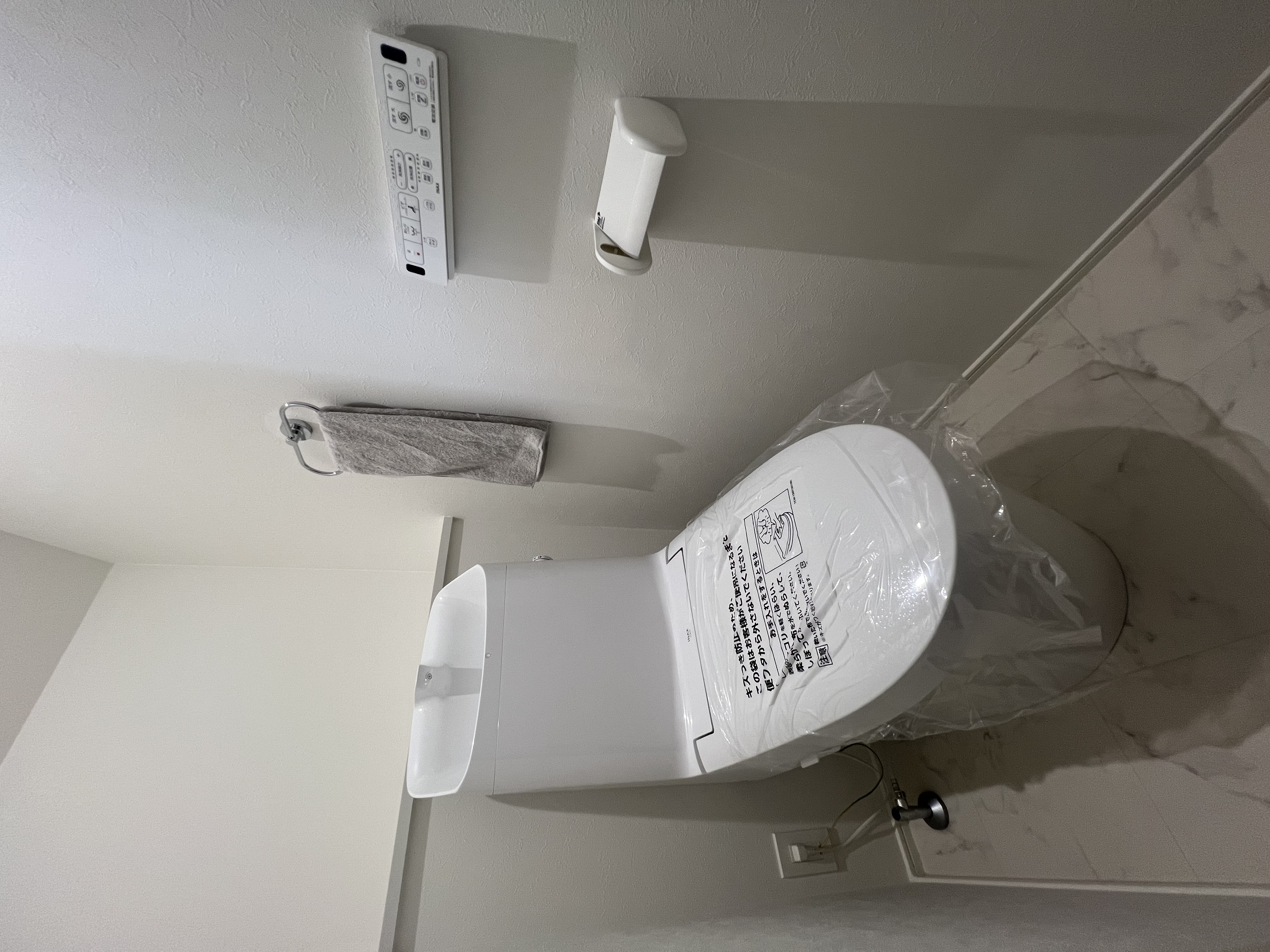 サッと汚れが落ちるのでお掃除楽々なトイレです。2階にもトイレがあるので家族が多くても安心♪※お引渡し時に家具や備品等は付属しません。