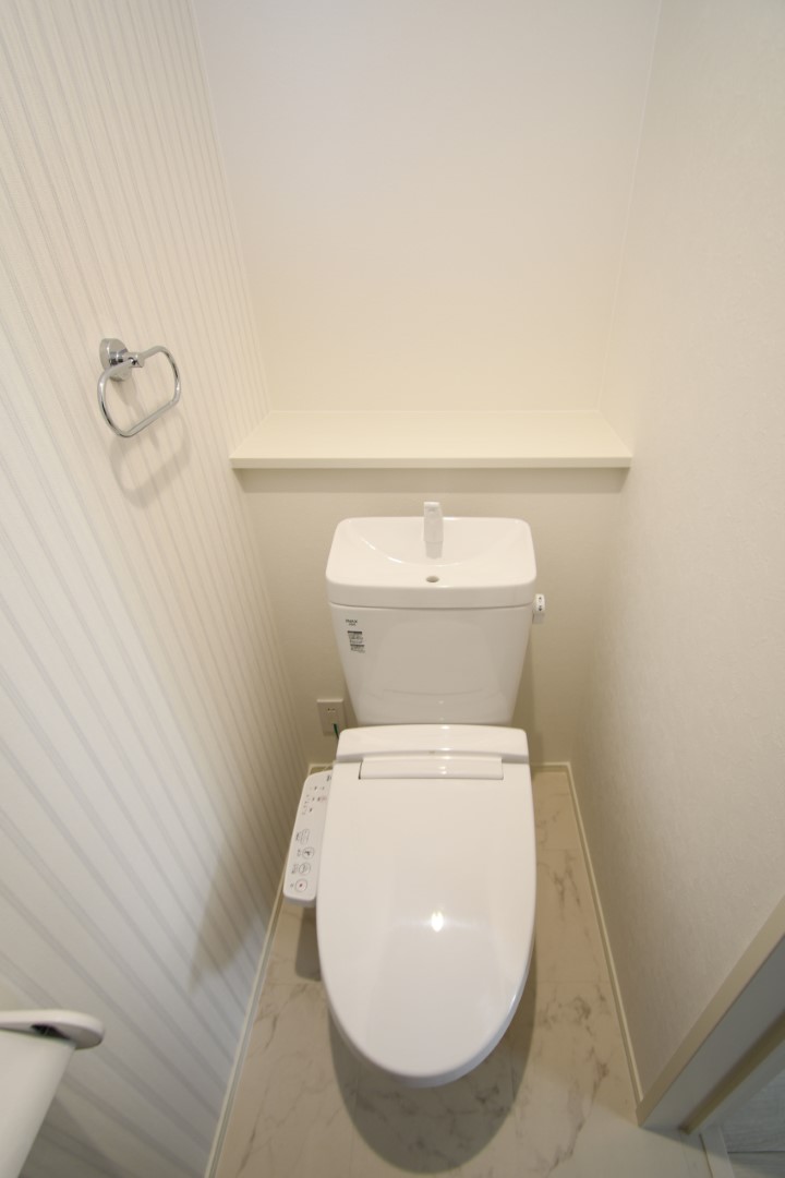  温水洗浄便座トイレ。新素材により、気になる便座もサッとひとふきでキレイになります。