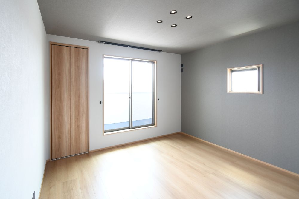 主寝室は広々していて安らげる空間に。大きな窓から光が差し込み、朝の目覚めも良さそう♪ ※施工事例です。実物とは異なります。詳しくはお問い合わせください。