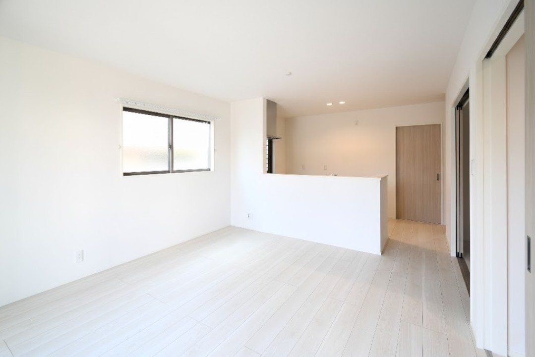 家族が集まる明るいリビング！お子様のお勉強をダイニングで済ませるようにすると家事をしながらお子様の頑張りを見守れます♪ 