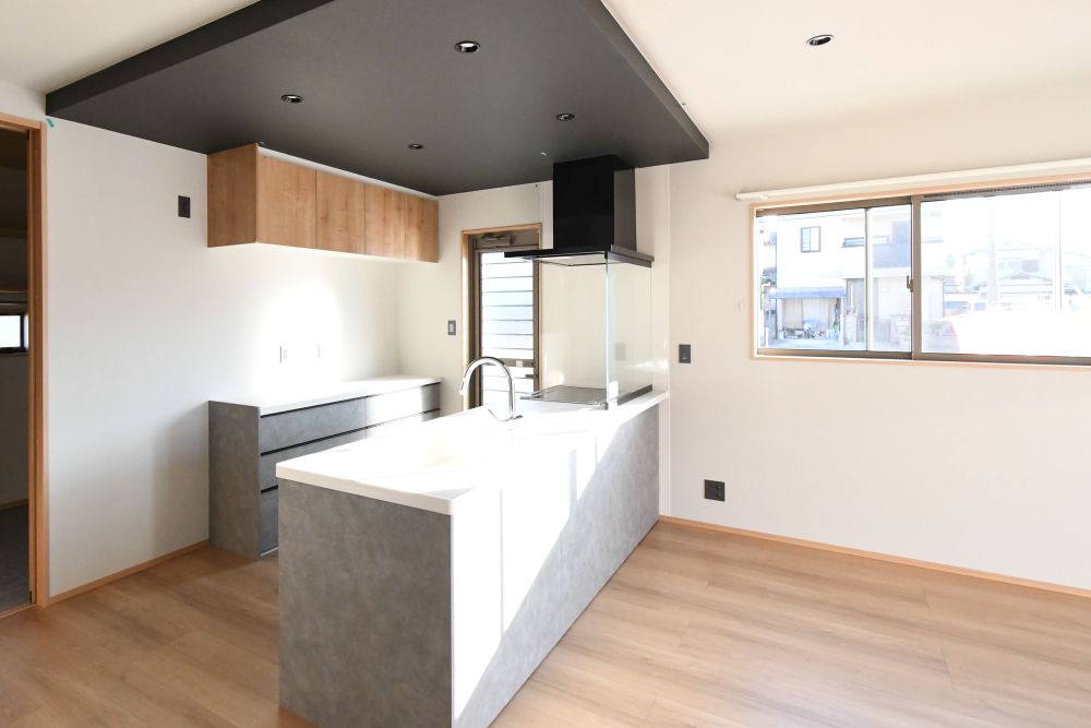 【憧れのペニンシュラ型キッチンが標準装備】ペニンシュラ型キッチンに食洗器や浄水栓も標準装備の充実設備で、デザイン性と機能性を両立。