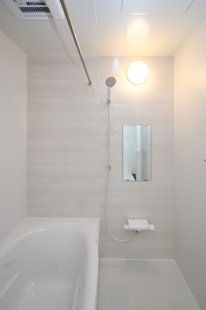 1日の疲れをほぐす、とっておきのリラクゼーションタイムを楽しむバスルーム。 美しく、機能的なデザインを採用、清潔感あふれる心地よい空間づくりにこだわりました。 ※施工事例です。実物とは異なります。詳しくはお問い合わせください。