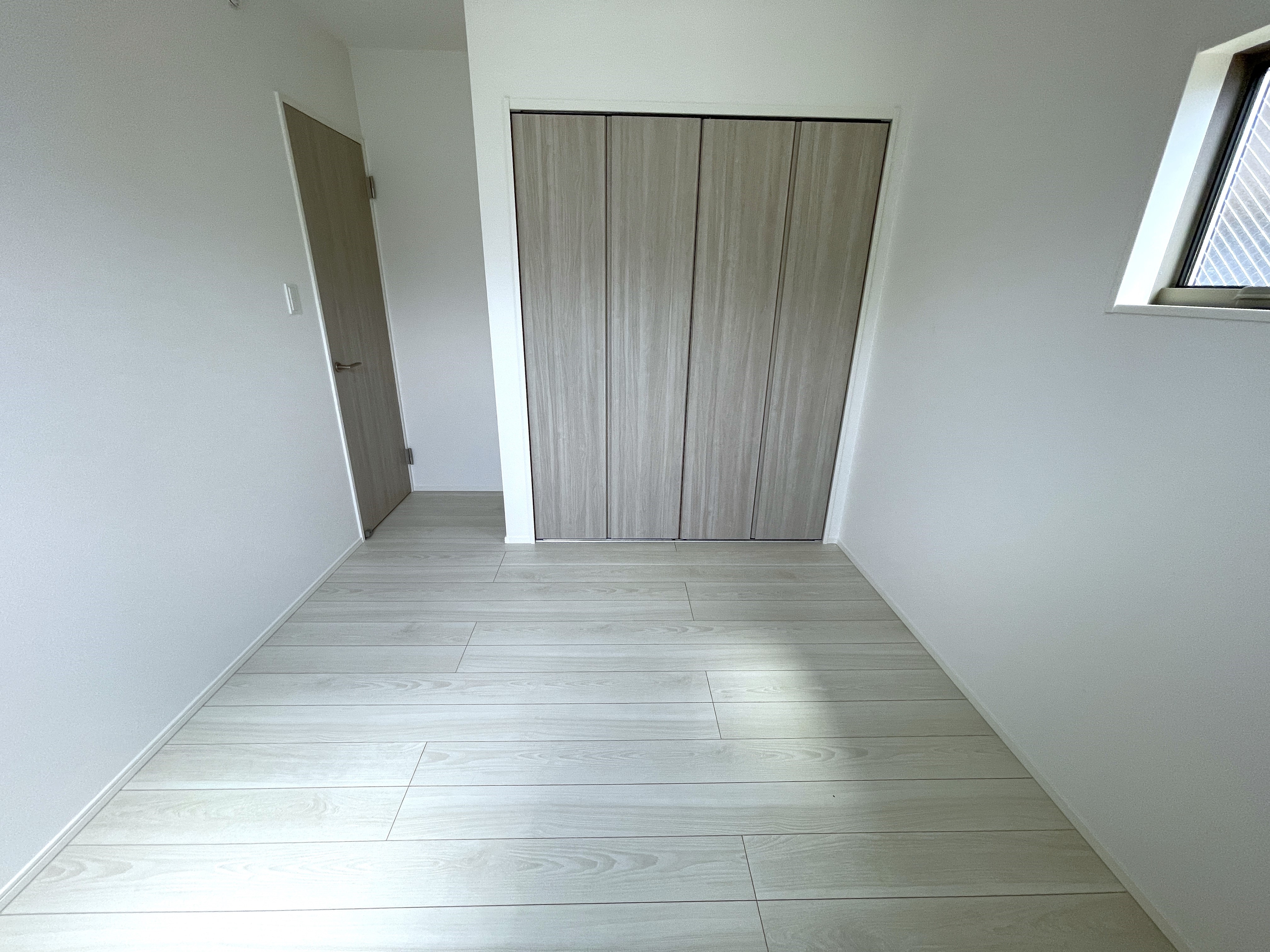 2階は主寝室の他に2室！お子様の部屋や趣味の部屋にすることで主寝室回りがスッキリします♪在宅勤務用のオフィス部屋にも！※施工事例です。実際の建物とは異なります。