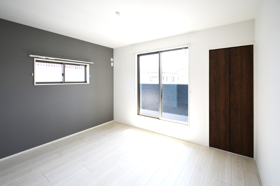 主寝室は広々していて安らげる空間に。大きな窓から光が差し込み、朝の目覚めも良さそう♪ 