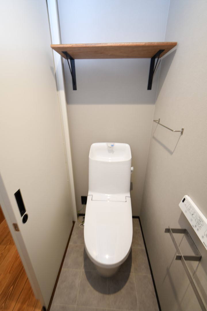 温水洗浄便座トイレ。新素材により、気になる便座もサッとひとふきでキレイになります